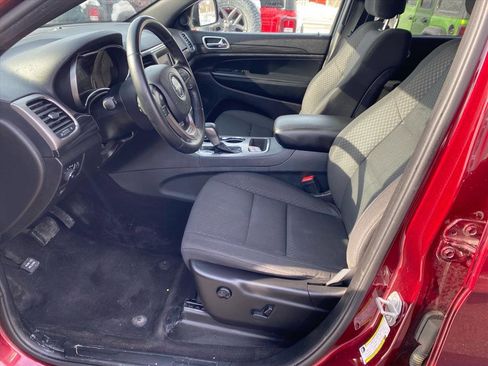 Used 2019 Jeep Grand Cherokee Laredo image 9
