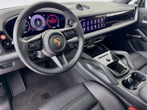 Certified 2025 Porsche Cayenne Coupe image 4