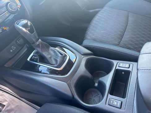 Used 2018 Nissan Rogue SV image 22