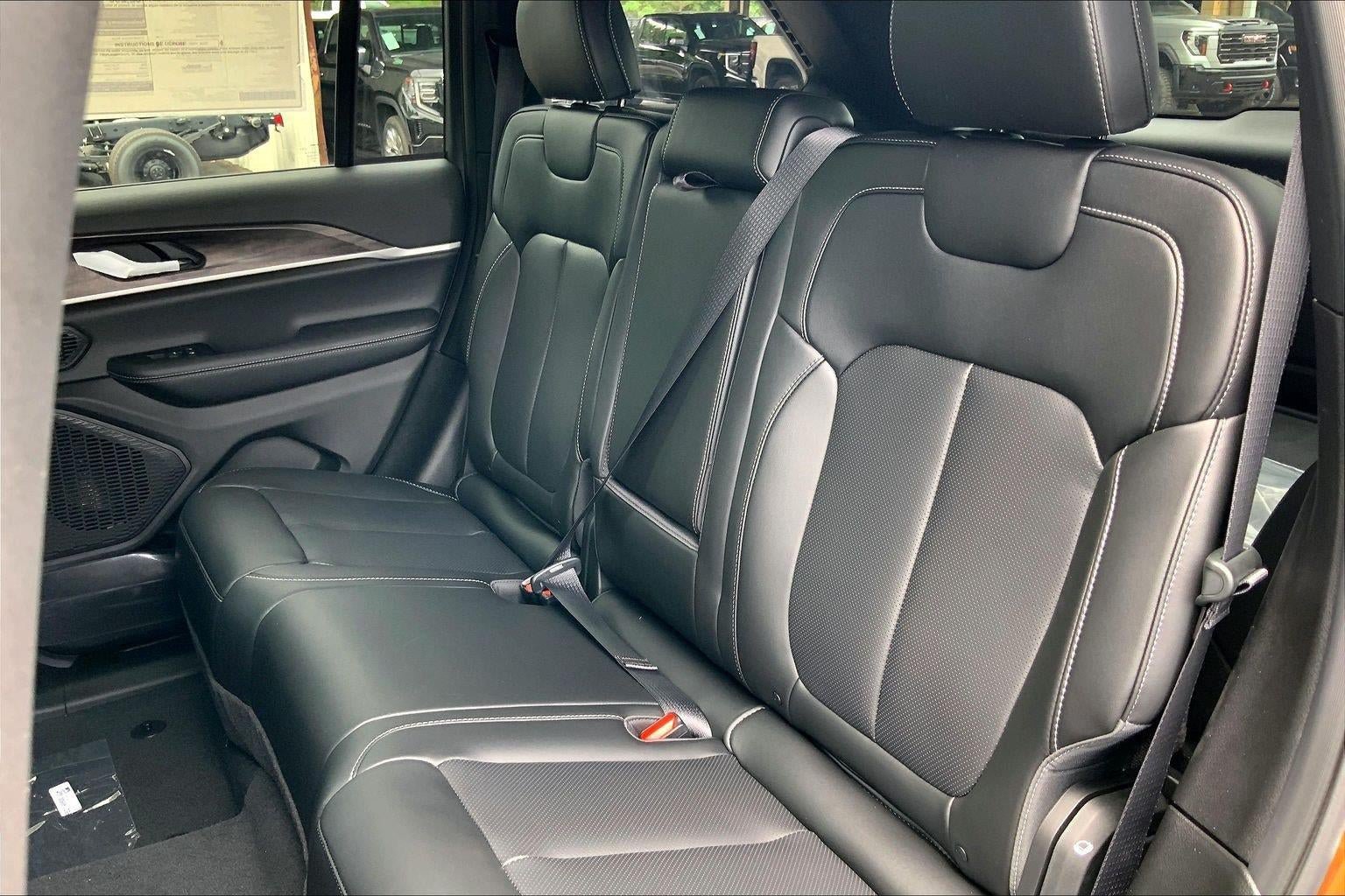 New 2026 Jeep Grand Cherokee Limited w/ Luxury Tech Group II AWD/4WD image 14