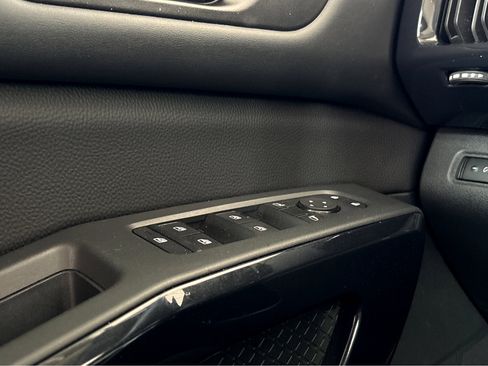 Used 2025 Nissan Pathfinder SV w/ SV Premium Package image 21