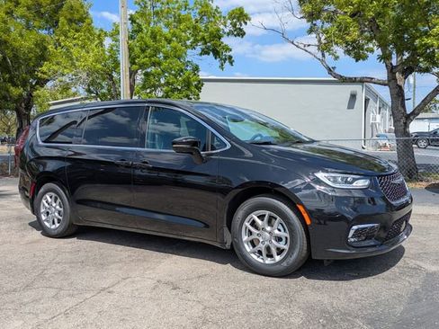 New 2026 Chrysler Pacifica Select FWD image 2