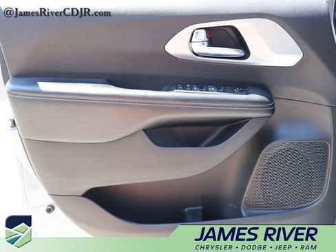 Used 2019 Chrysler Pacifica Touring Plus w/ Advanced Safetytec Group FWD image 19
