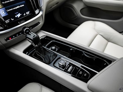 Used 2020 Volvo V60 T5 Momentum w/ Protection Package Premier image 50