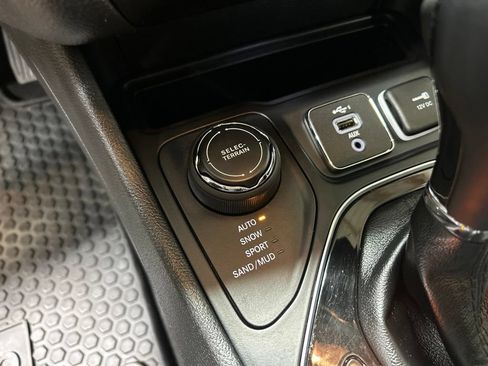 Certified 2019 Jeep Cherokee Latitude Plus AWD/4WD image 30