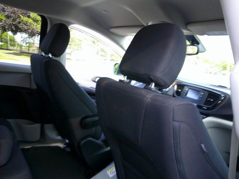 Used 2017 Chrysler Pacifica LX FWD image 76