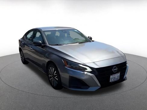 Used 2025 Nissan Altima 2.5 SV FWD image 3
