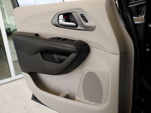 Used 2022 Chrysler Pacifica Touring-L FWD image 18