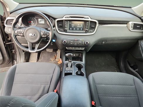 Used 2017 Kia Sorento LX w/ LX Convenience Package image 19