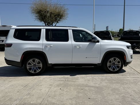 Used 2024 Jeep Wagoneer Series II w/ Flexible Seating Group image 3