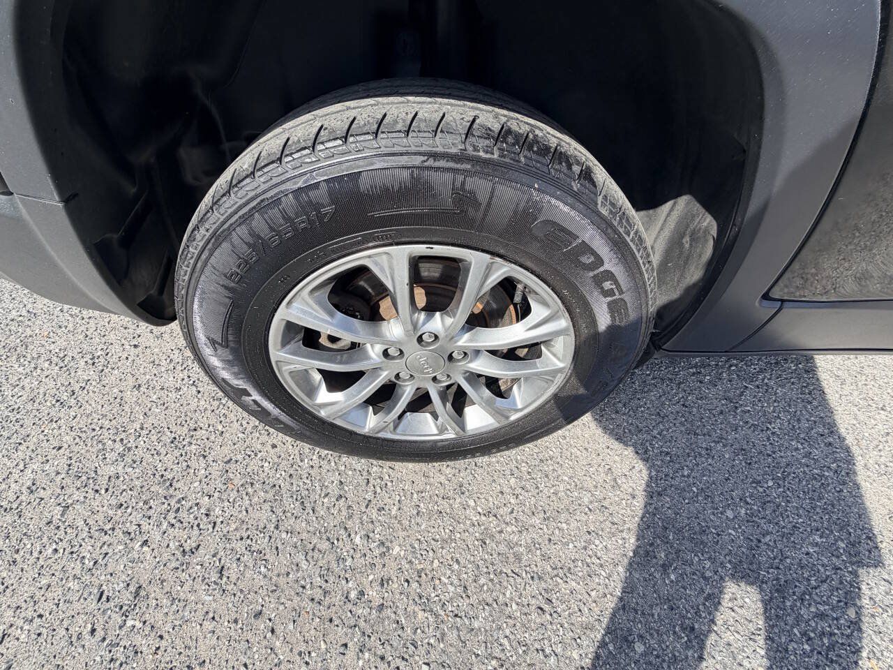 Used 2019 Jeep Cherokee Latitude Plus w/ Cold Weather Group AWD/4WD image 41