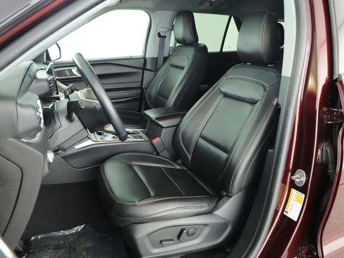 Certified 2022 Ford Explorer XLT w/ Equipment Group 202A RWD image 9