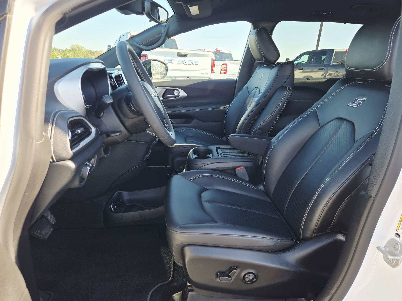 Used 2024 Chrysler Pacifica Touring-L w/ S Appearance Package FWD image 12