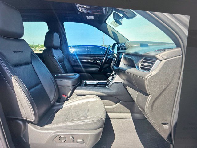 Used 2022 GMC Yukon XL Denali RWD image 16