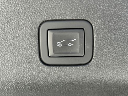 Used 2025 GMC Yukon XL Denali AWD/4WD image 11