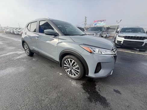 Used 2022 Nissan Kicks SV image 1