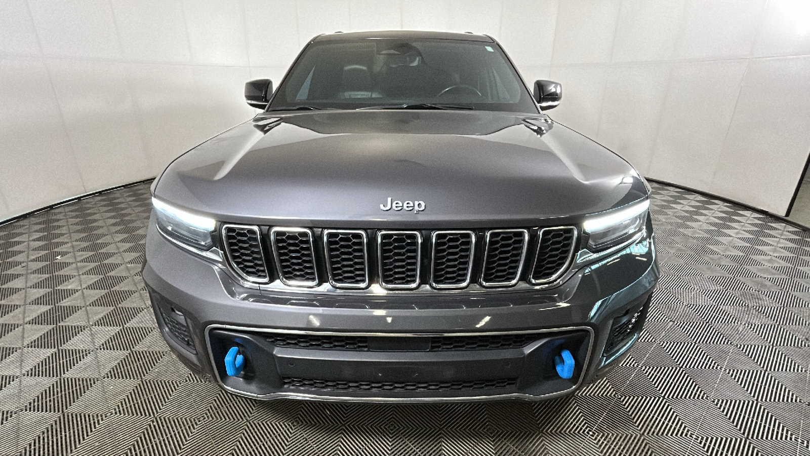 Used 2023 Jeep Grand Cherokee Overland w/ Luxury Tech Group IV AWD/4WD image 9