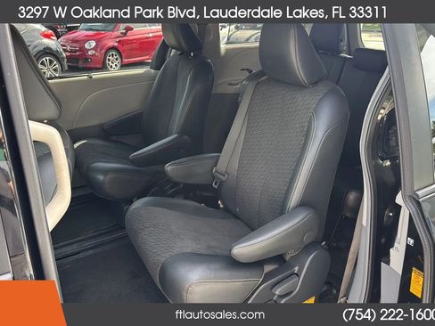 Used 2014 Toyota Sienna SE FWD image 21
