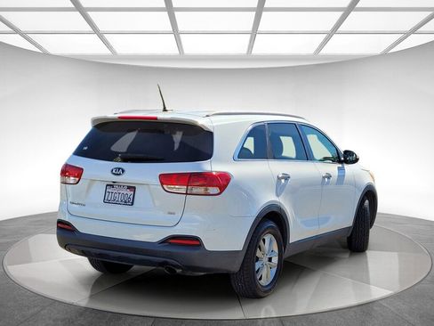 Used 2016 Kia Sorento LX image 3