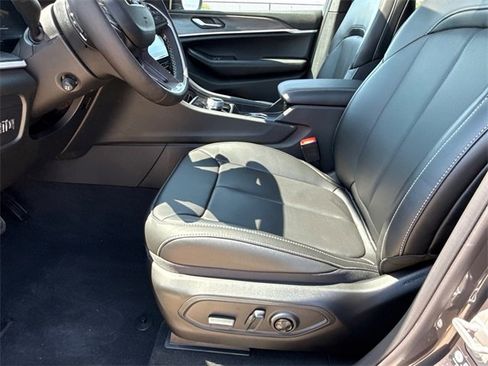 New 2025 Jeep Grand Cherokee Limited w/ Luxury Tech Group II image 20