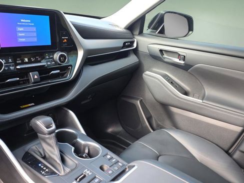 Used 2023 Toyota Highlander XLE image 24