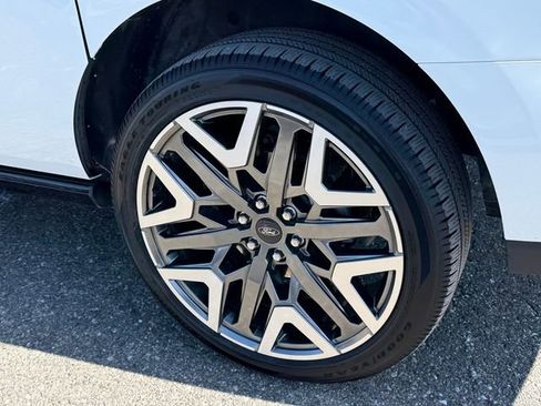 Certified 2025 Ford Expedition Max Platinum w/ Platinum Ultimate Package image 5