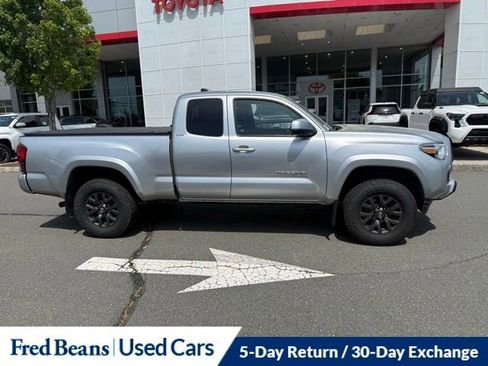 Used 2022 Toyota Tacoma SR5 AWD/4WD image 5