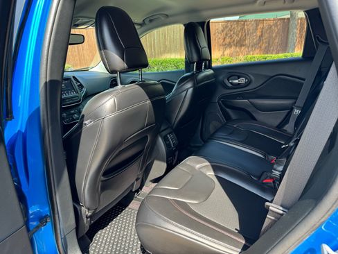 Used 2019 Jeep Cherokee Trailhawk AWD/4WD image 24