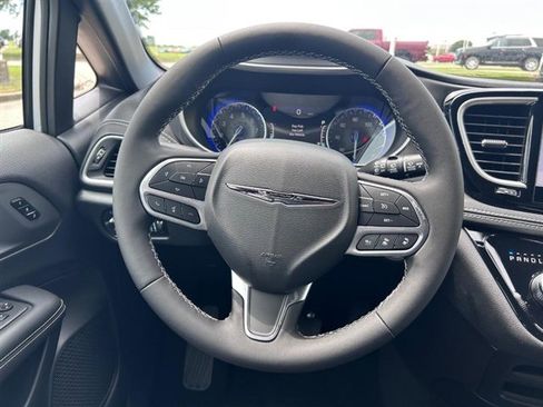 Used 2025 Chrysler Pacifica Select w/ Fav Edition Package image 10