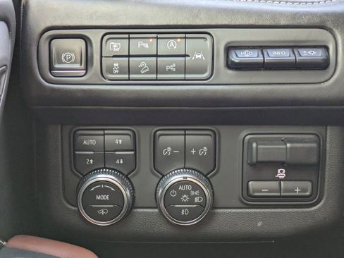 Used 2023 GMC Yukon Denali Ultimate image 31