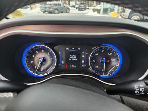 Used 2023 Chrysler Pacifica Touring image 13