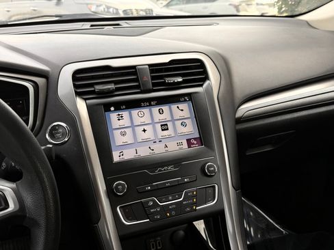 Used 2019 Ford Fusion SE FWD image 31