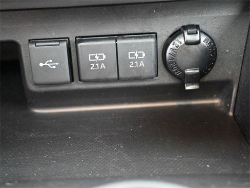 Used 2021 Toyota Highlander XLE image 4