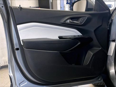 Used 2025 Chevrolet Trax LT w/ LT Convenience Package FWD image 9