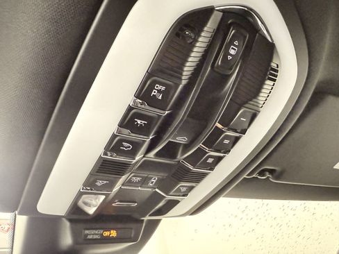 Used 2025 Porsche Macan image 32