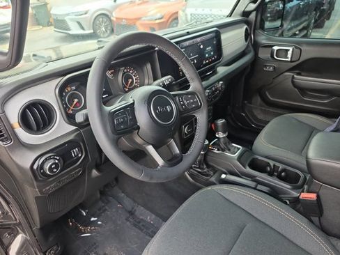 Used 2025 Jeep Gladiator Sport AWD/4WD image 18