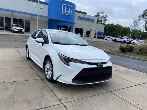 Used 2021 Toyota Corolla LE w/ LE Convenience Package image 2