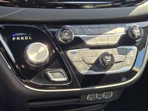 Used 2025 Chrysler Pacifica Select image 19