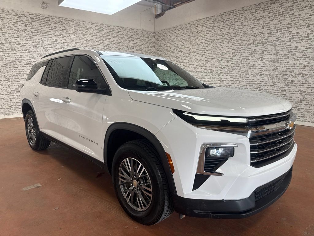 Used 2024 Chevrolet Traverse LT FWD image 1