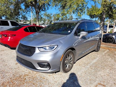 Used 2021 Chrysler Pacifica Touring-L w/ Uconnect Theater Family Group image 3