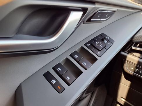 New 2025 Kia Niro SX Touring image 22