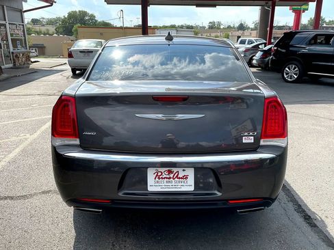 Used 2017 Chrysler 300 Limited image 5