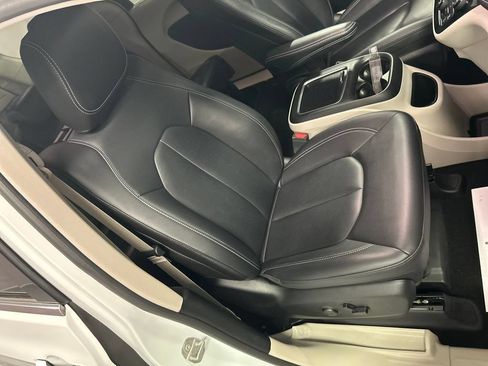 Used 2024 Chrysler Pacifica Touring-L w/ Uconnect Theater Family Group FWD image 26