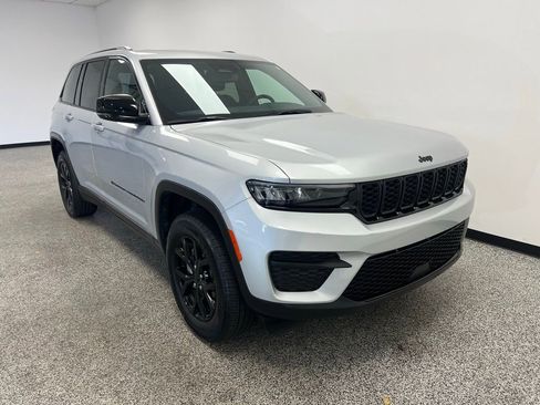 Used 2024 Jeep Grand Cherokee Altitude image 17