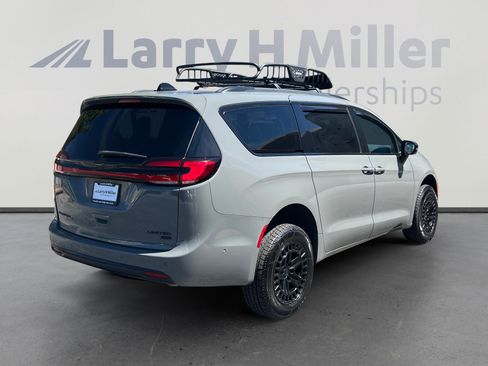 Used 2023 Chrysler Pacifica Limited w/ S Appearance Package AWD/4WD image 5