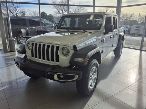 Used 2023 Jeep Gladiator Sport image 2