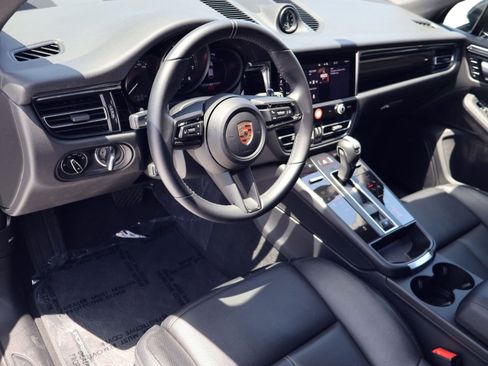 Certified 2025 Porsche Macan AWD/4WD image 4