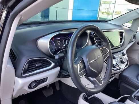 Used 2024 Chrysler Pacifica Touring-L FWD image 9