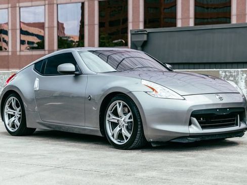Used 2009 Nissan 370Z Touring RWD image 5