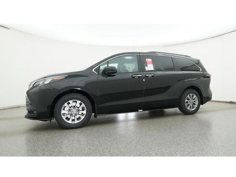New 2026 Toyota Sienna XLE image 18